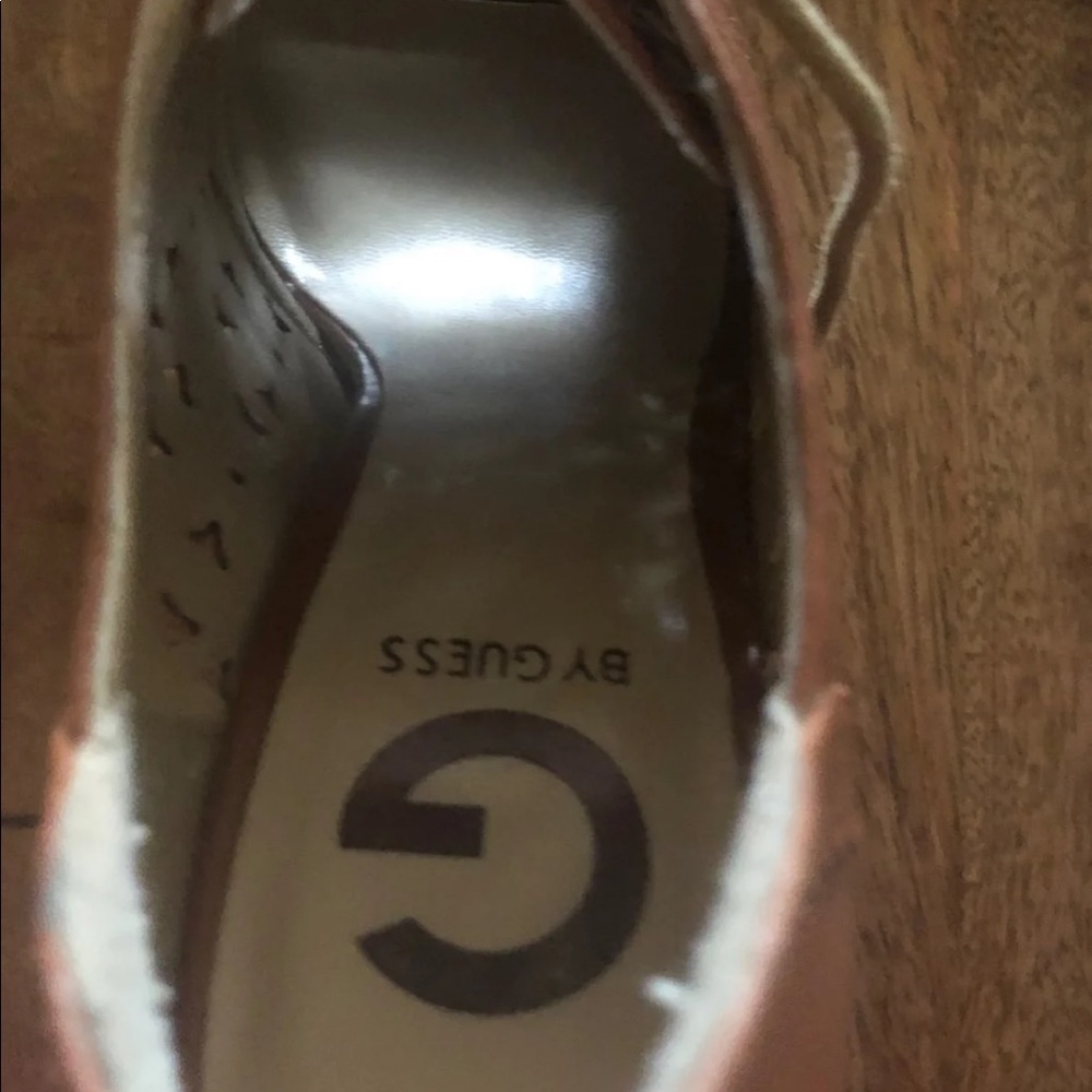 Guess - Picture 5 of 8